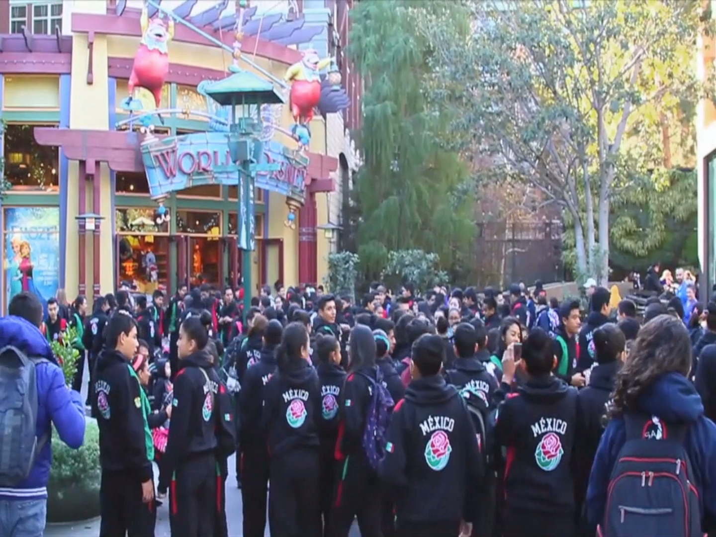 Los Delfines Marching Band disfrutan de Disneyland