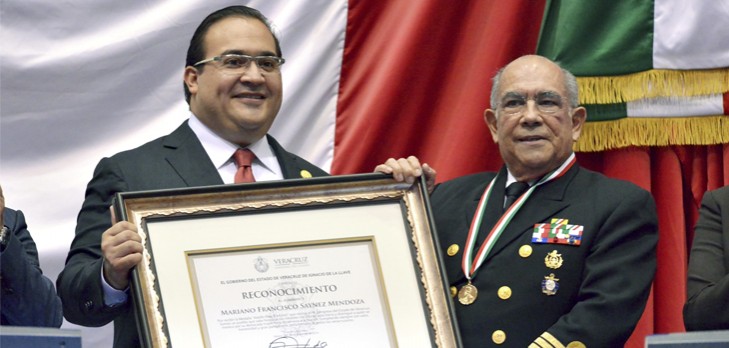 Entrega gobernador Javier Duarte medalla Adolfo Ruiz Cortines al Almirante Francisco Saynez
