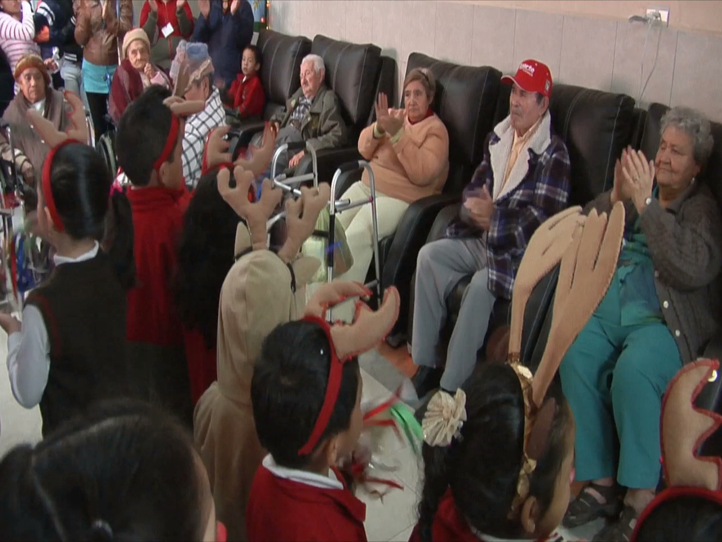 Alumnos de preescolar llegan al asilo Sayago con mensaje navideño
