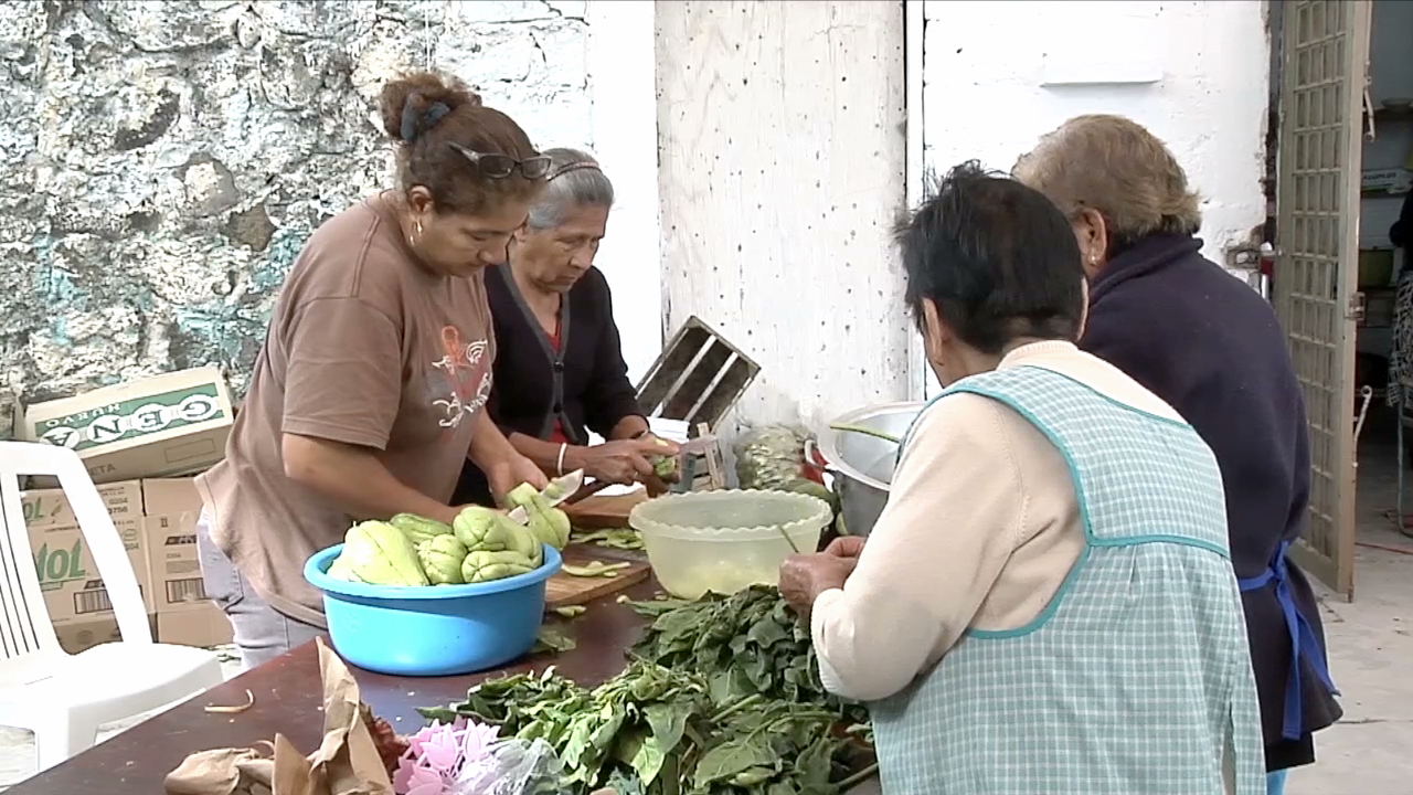 Cocineras preparan alimentos para más de 2 mil peregrinos guadalupanos en Xalapa