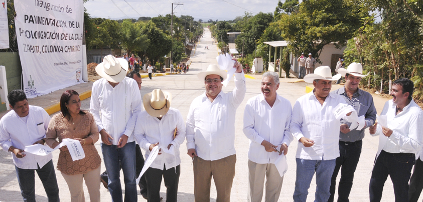 Inaugura Javier Duarte obras de pavimentación y teatro comunitario en Tres Valles
