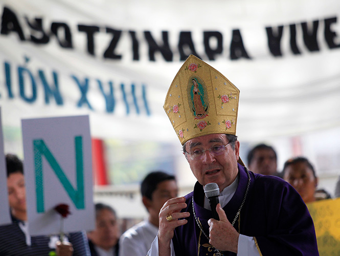 Nuncio apostólico oficia misa en la Normal de Ayotzinapa