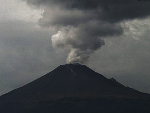 Popocatépetl registra 10 explosiones y emisiones de ceniza y gas