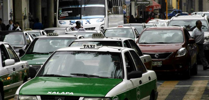 Taxistas pierden hasta mil 200 pesos mensuales con el “Hoy no Circula”