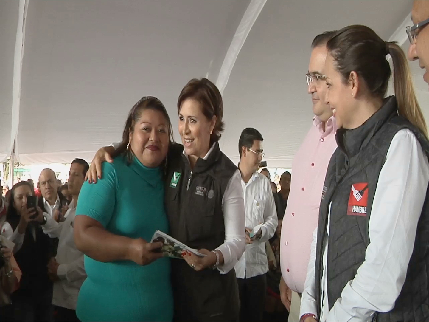 Entrega Rosario Robles apoyos a mujeres y pobladores de Los Tuxtlas