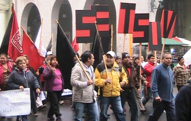 Marchan integrantes del SETSUV pidiendo incremento salarial