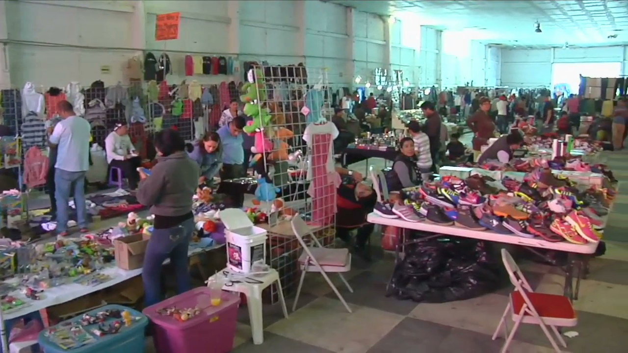 El tianguis del salón Bazar, desde un tornillo hasta un celular