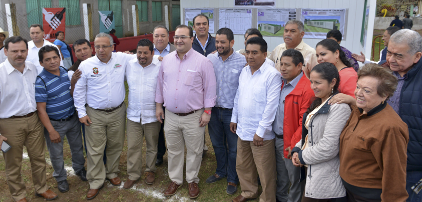 Asiste el gobernador Javier Duarte a instalación de comedor comunitario en Salto de Eyipantla