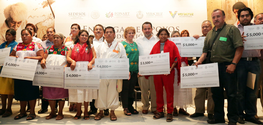 Entregan Sectur y Fonart recursos para artesanos veracruzanos
