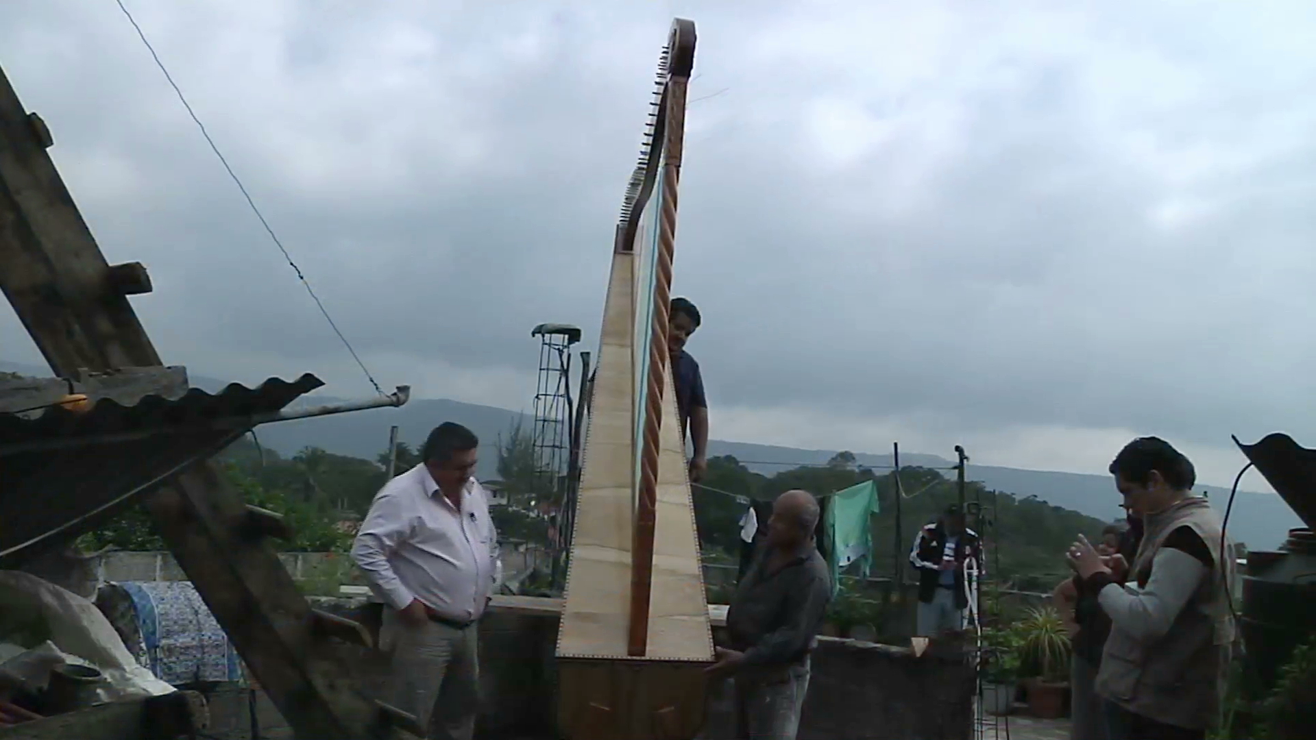 Artesanos de Alto Lucero elaboran el arpa más grande del mundo