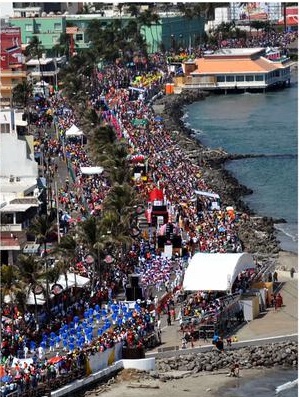 Redoblan esfuerzos para mantener limpio el bulevar Ávila Camacho durante desfiles del carnaval