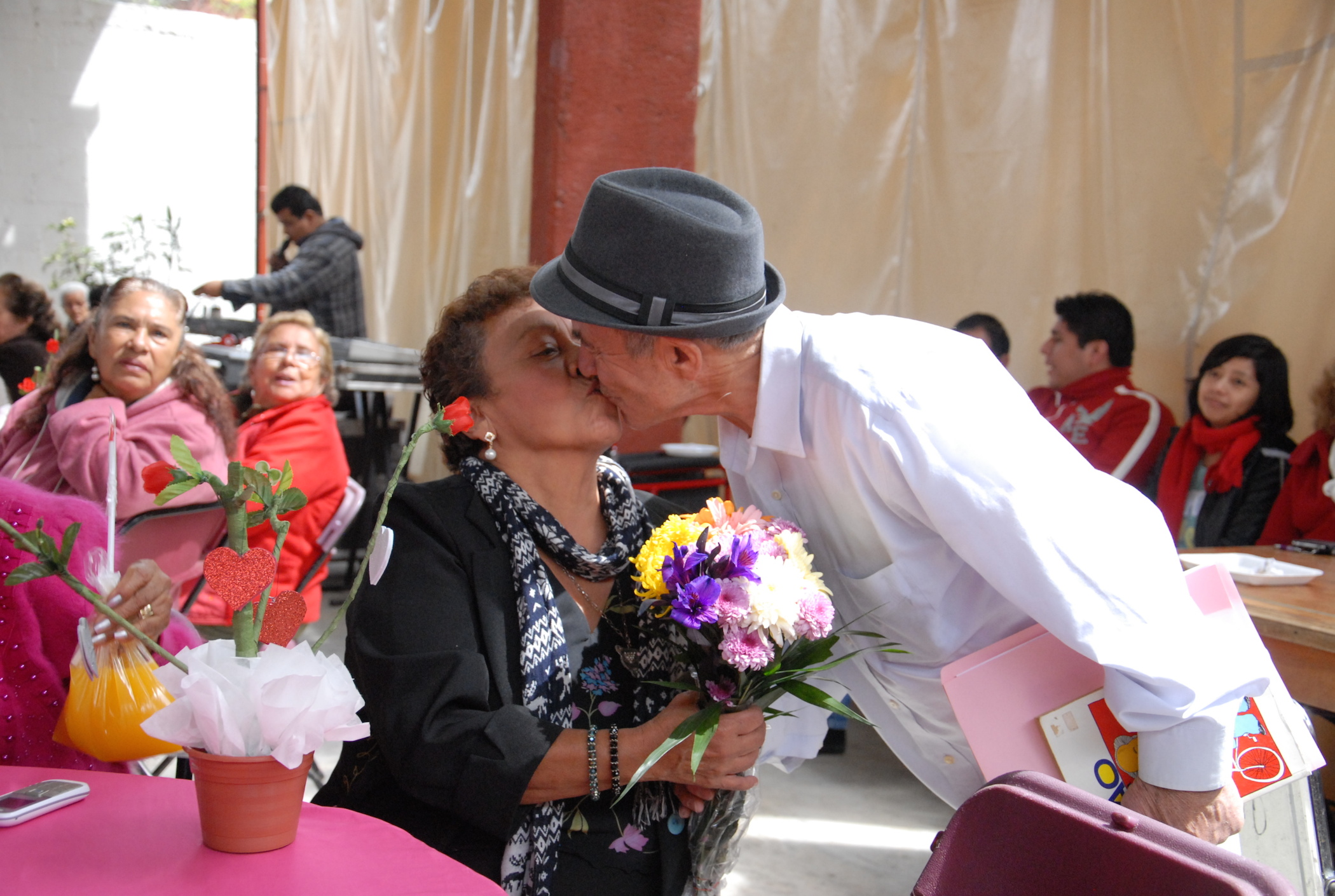 Celebran adultos mayores, niños y familias, el Día del Amor y la Amistad