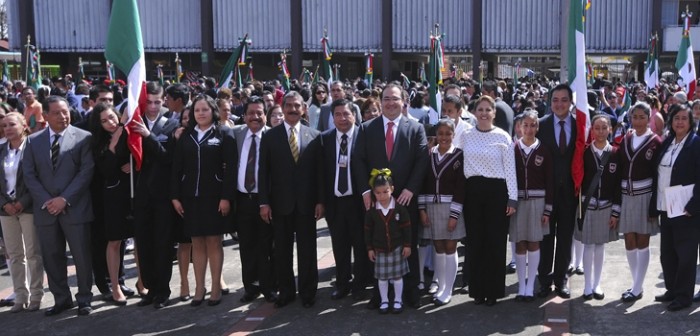Entrega gobernador Javier Duarte banderas a planteles educativos de todo el estado