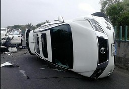 Arzobispo de Xalapa resulta ileso en accidente automovilístico