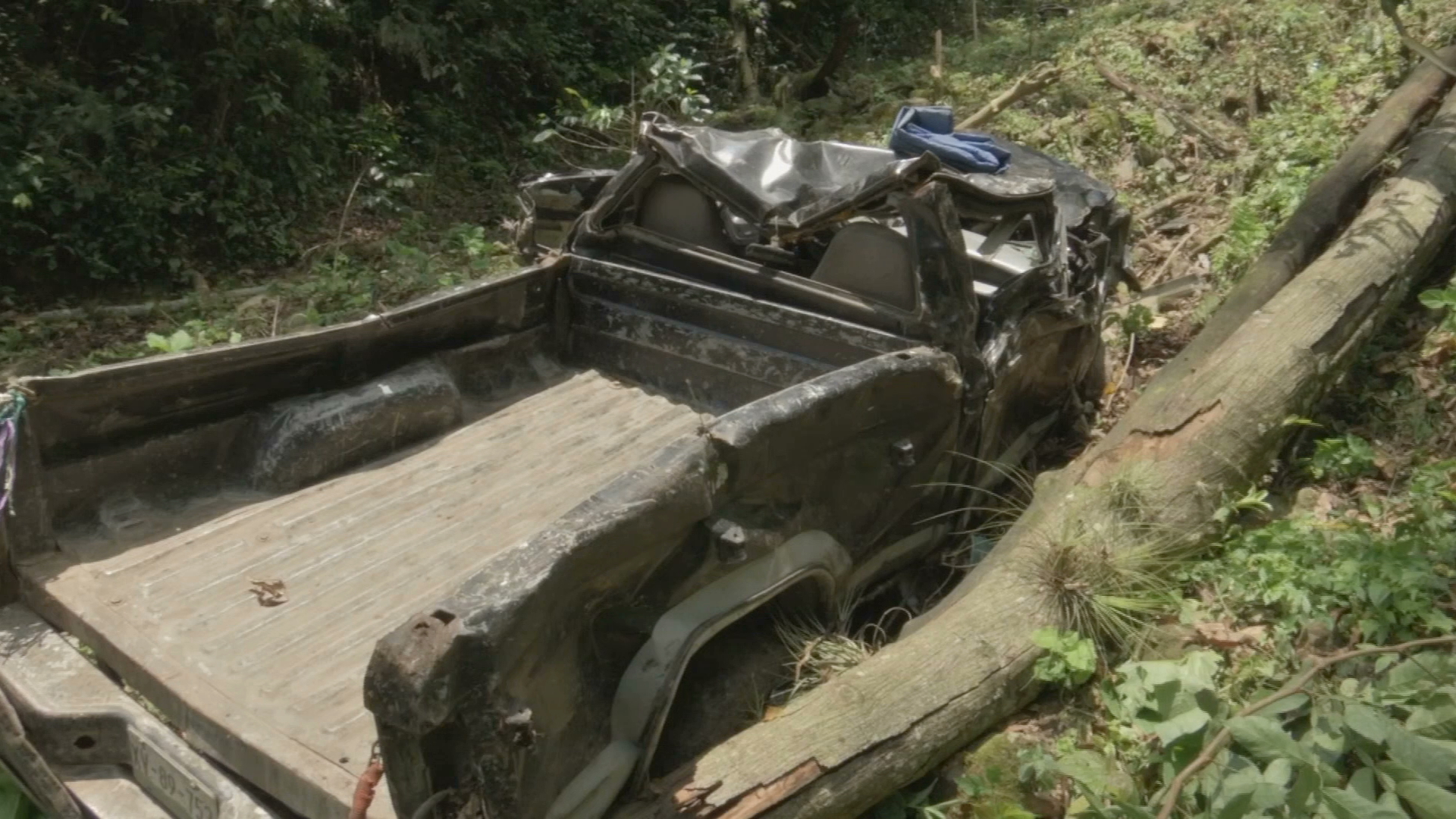 Sobreviven 7 personas a caída de camioneta en barranco de más de 150 mts.