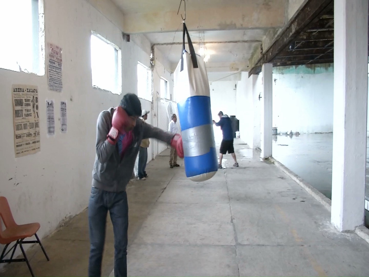 Veteranos improvisan escuela de boxeo en Xalapa
