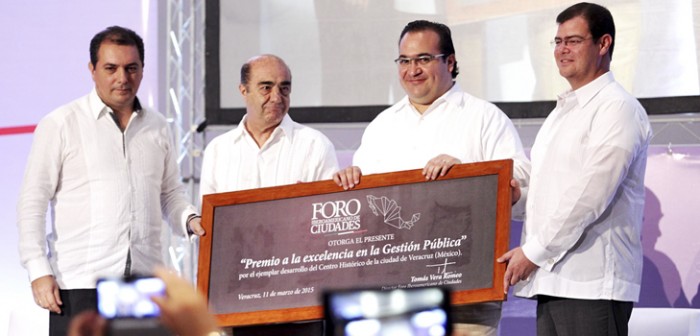 Recibe gobernador Javier Duarte reconocimiento por rehabilitación del Centro Histórico de Veracruz