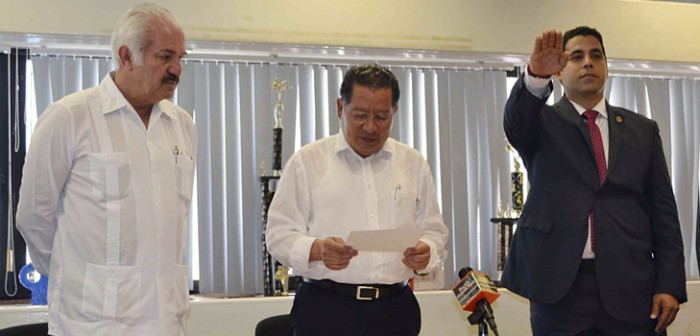 Toma protesta Secretario de Educación a nuevo Director General del IVD