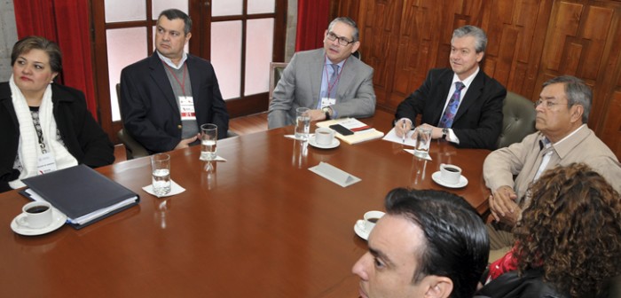 Se reúnen notarios con Secretario de Gobierno