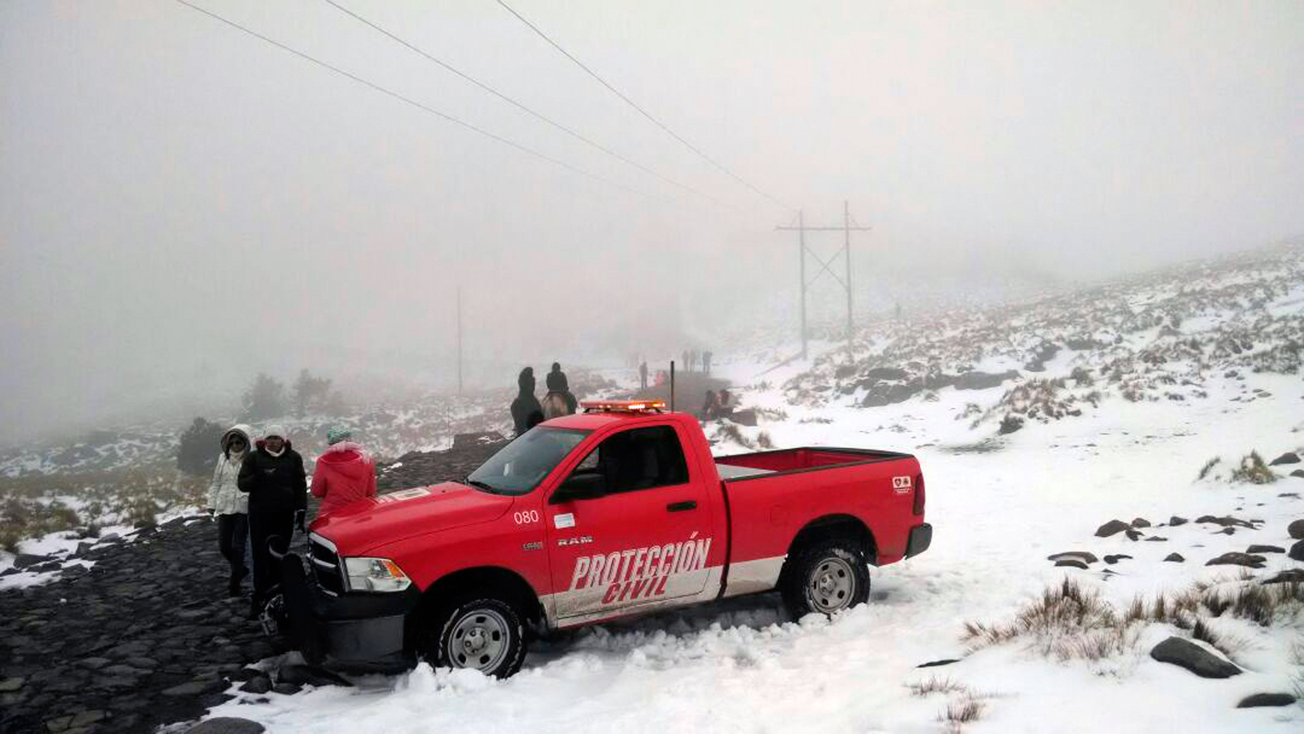 Exitoso operativo especial de PC en Cofre de Perote y Pico de Orizaba por nevada