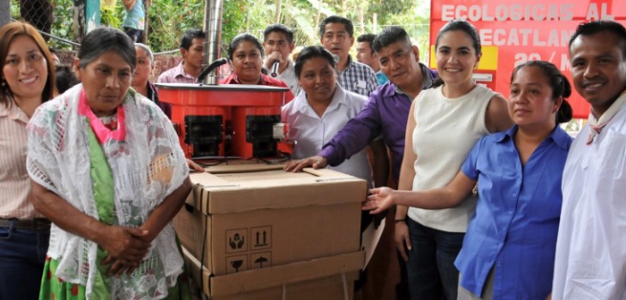 DIF y Sedesol, electrifican viviendas de Mecatlán y Filomeno Mata