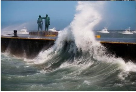 Oleaje por norte provoca hundimiento en bulevar  Ávila Camacho