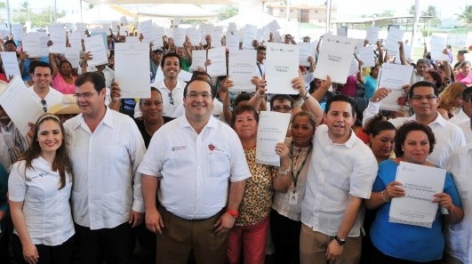 En Veracruz puerto JDO entregó escrituras y documentos agrarios a familias de 17 colonias y dos ejidos