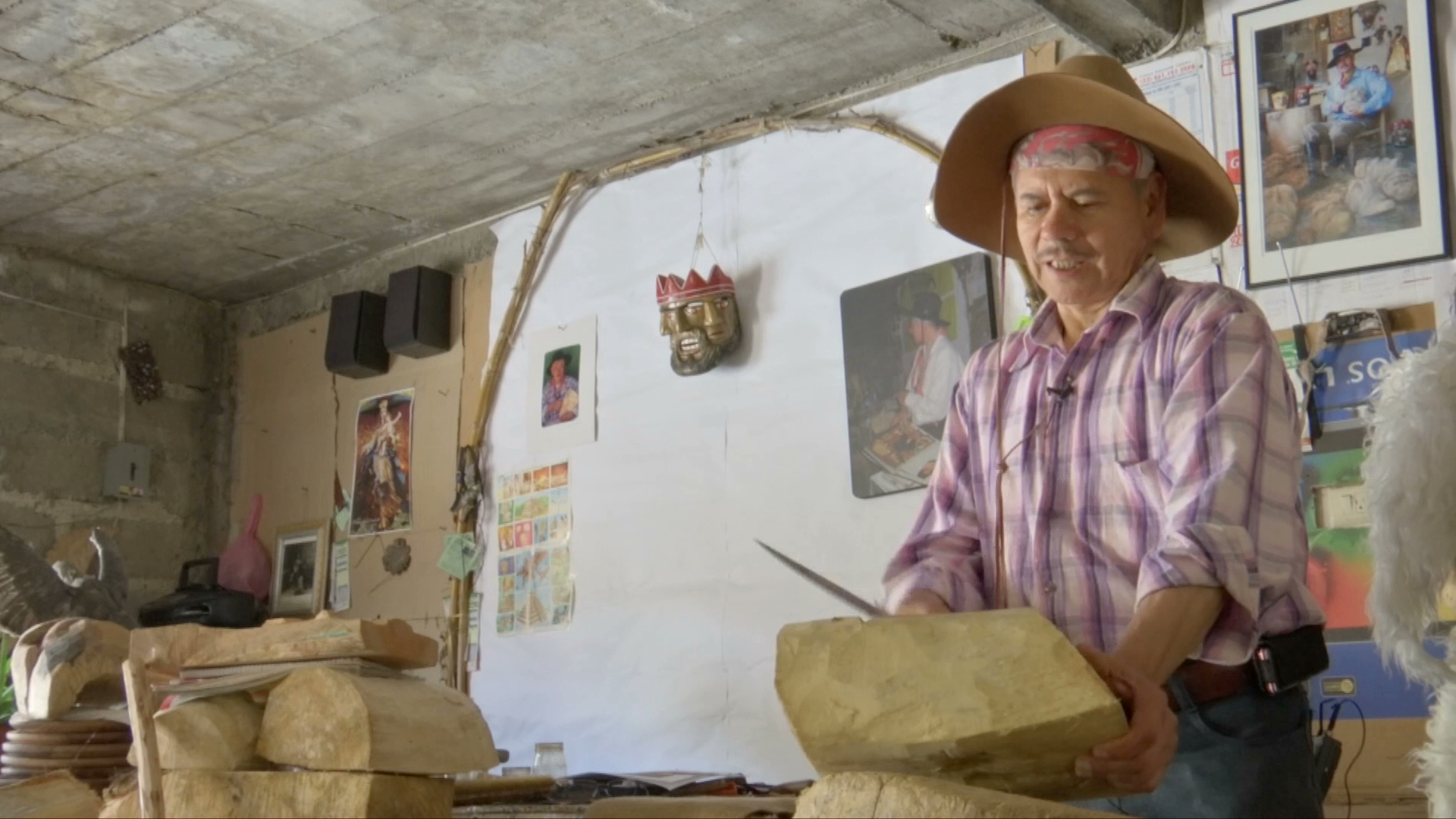 Don Lino preserva elaboración de máscaras en Naolinco