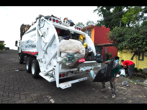 Ayuntamiento de Xalapa atiende a la brevedad fallas en camiones de limpia pública