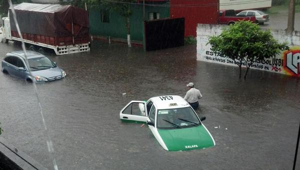 Tromba inunda calles y avenidas de Xalapa