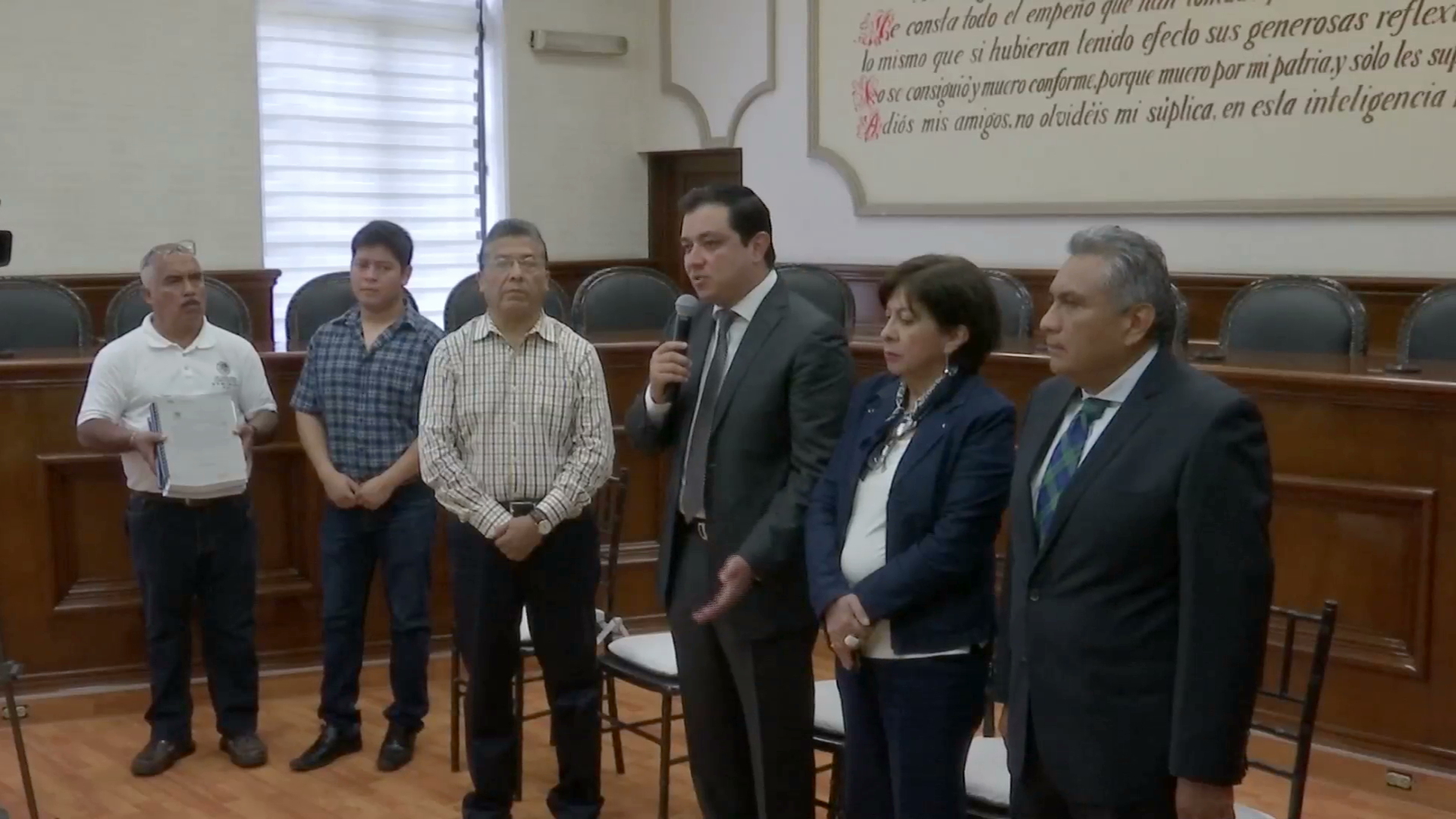 Ciudadanos entregan firmas para evitar el paso del gasoducto por Xalapa