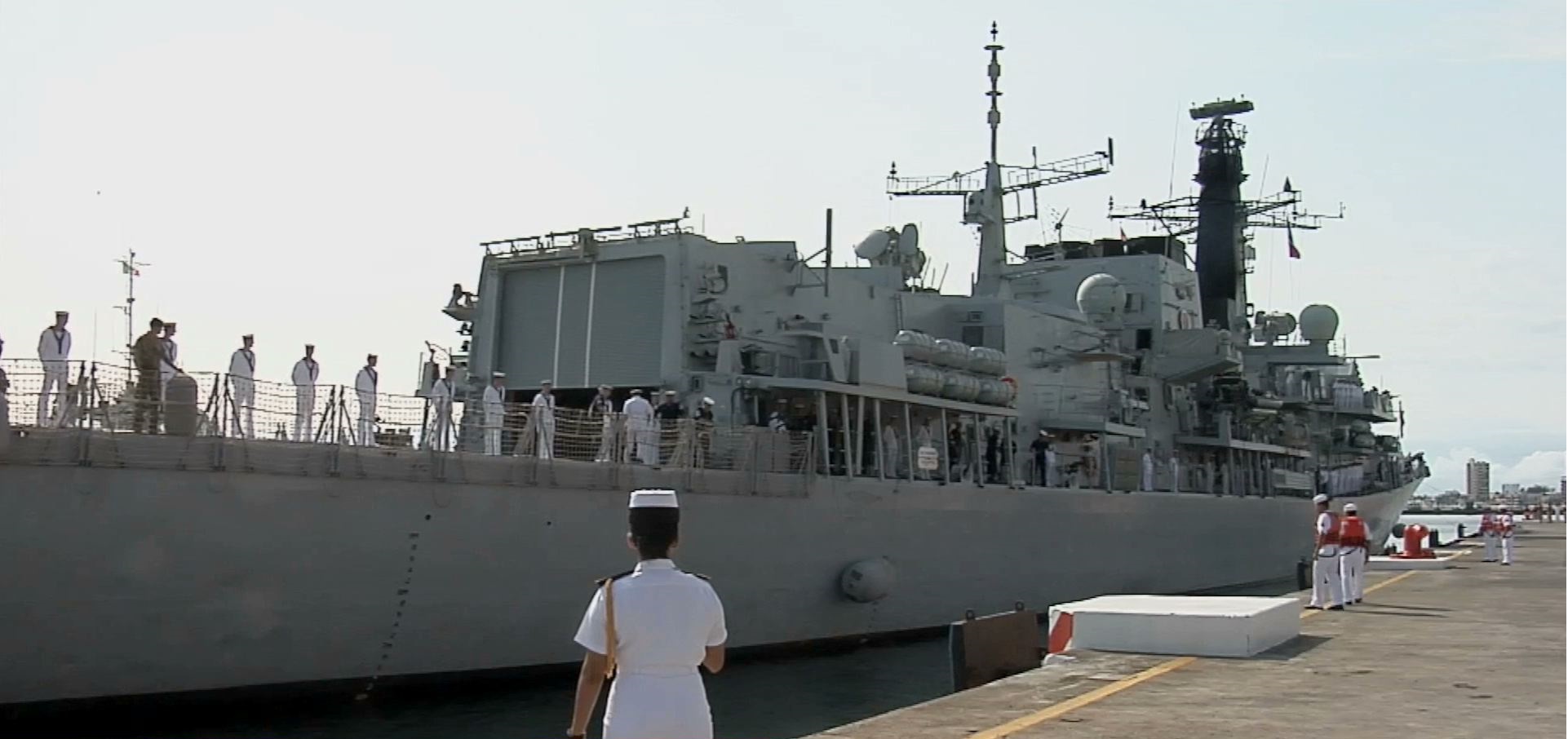 Con son jarocho reciben al buque de la Armada Real Británica