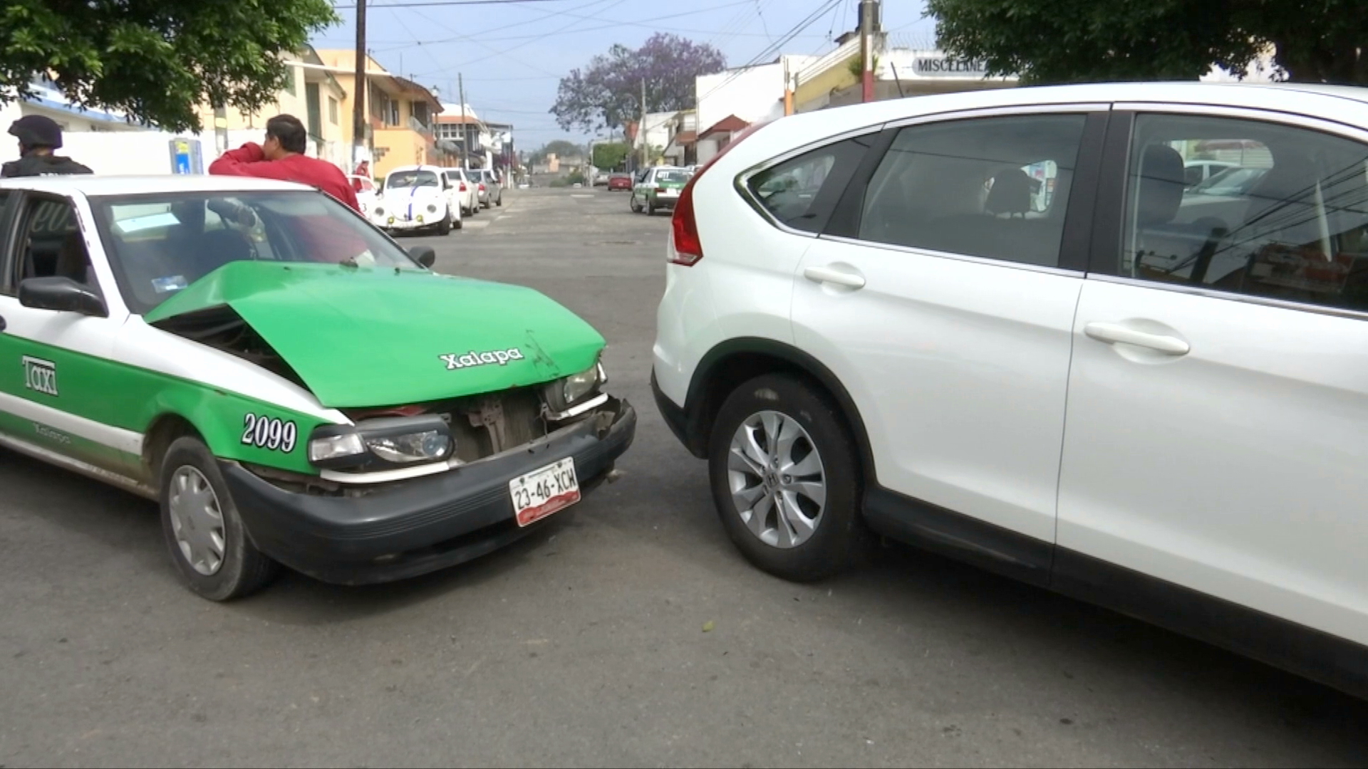 Choque entre camioneta y taxi deja tres lesionados