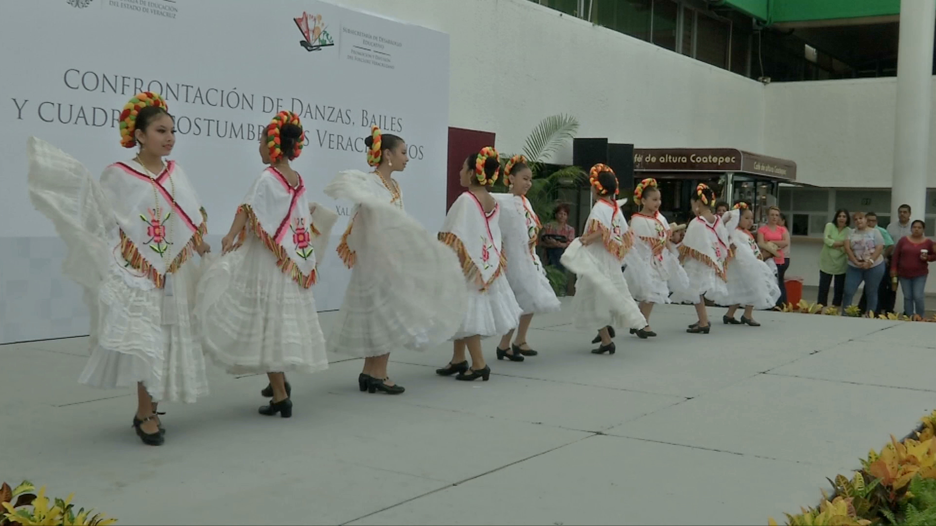 Realizan confrontación de danzas, bailes y cuadros costumbristas