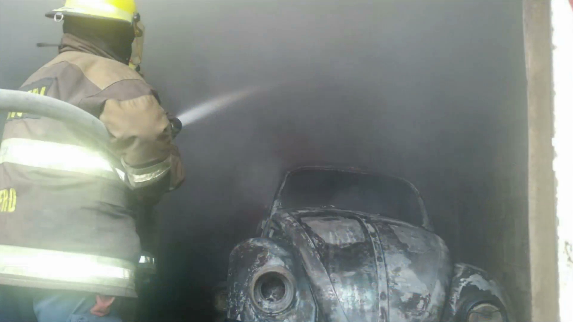 Incendio en taller mecánico alarma a vecinos en Córdoba
