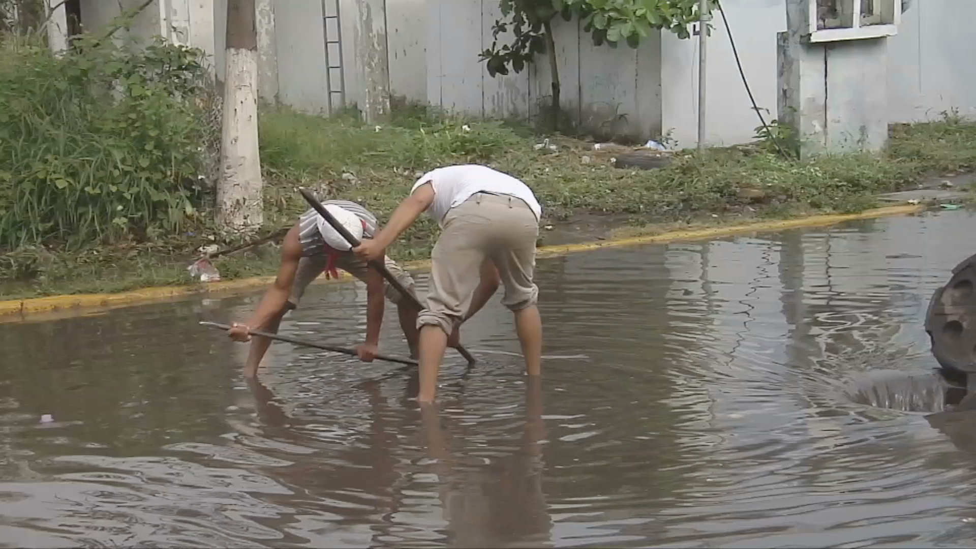 Lluvia provoca encharcamiento en Infonavit Chivería