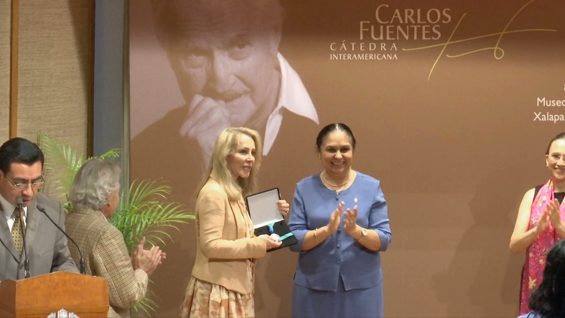 Entrega UV Medalla Museo de Antropología de Xalapa, post mortem al escritor Carlos Fuentes