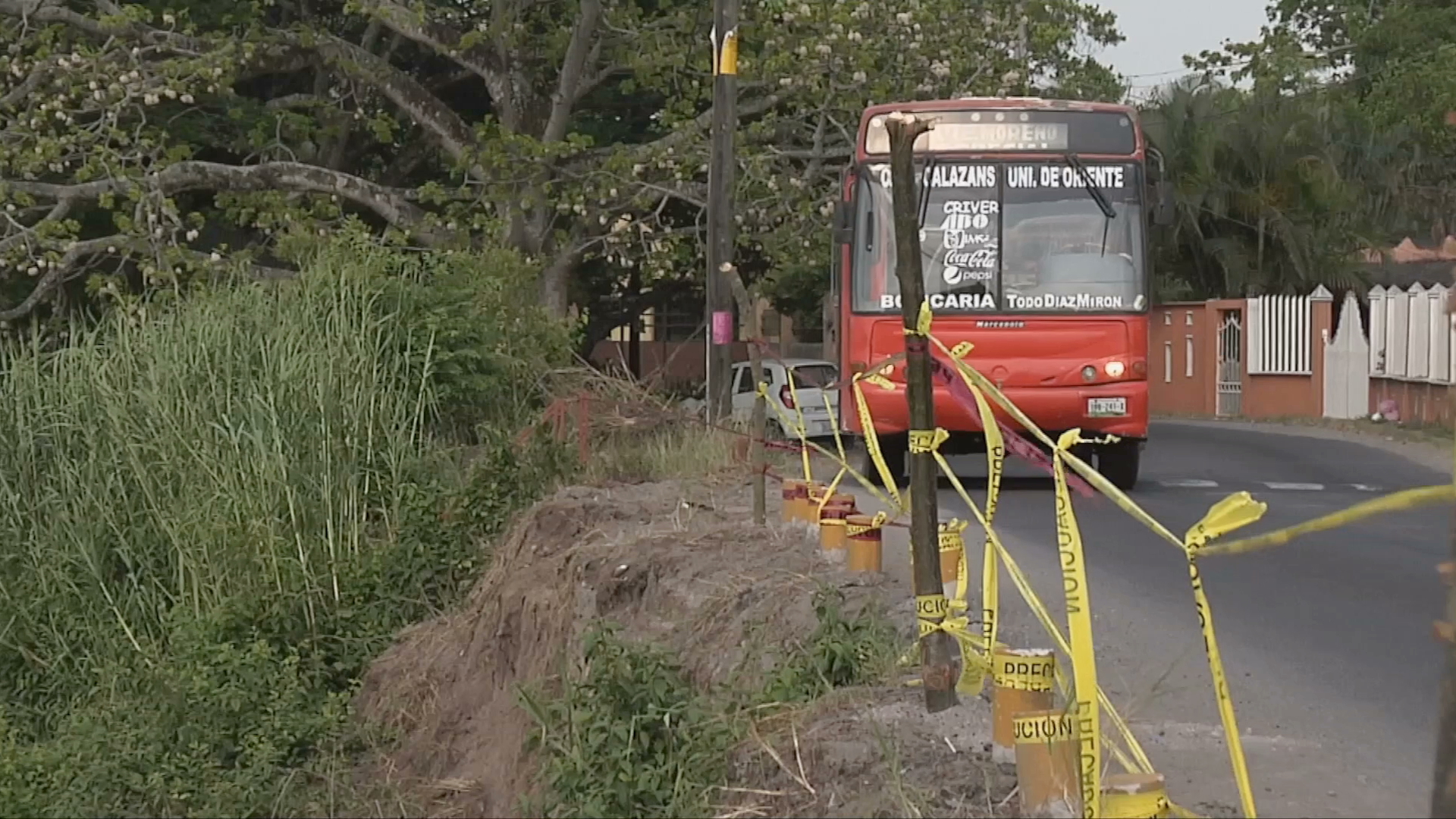 A punto de colapsar camino de Playa de Vacas por socavamiento del río Jamapa