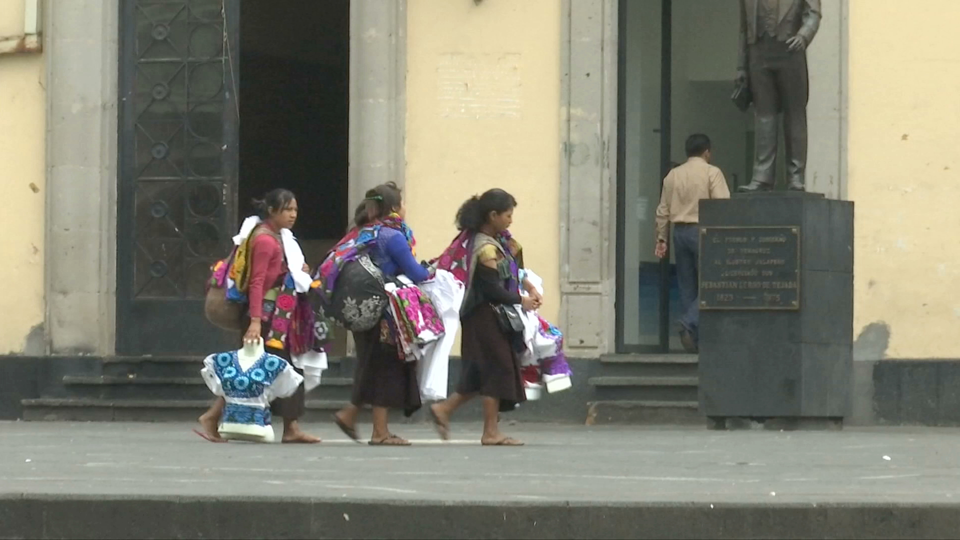 Lejos de sus hijos, parejas tzotziles migran a Xalapa