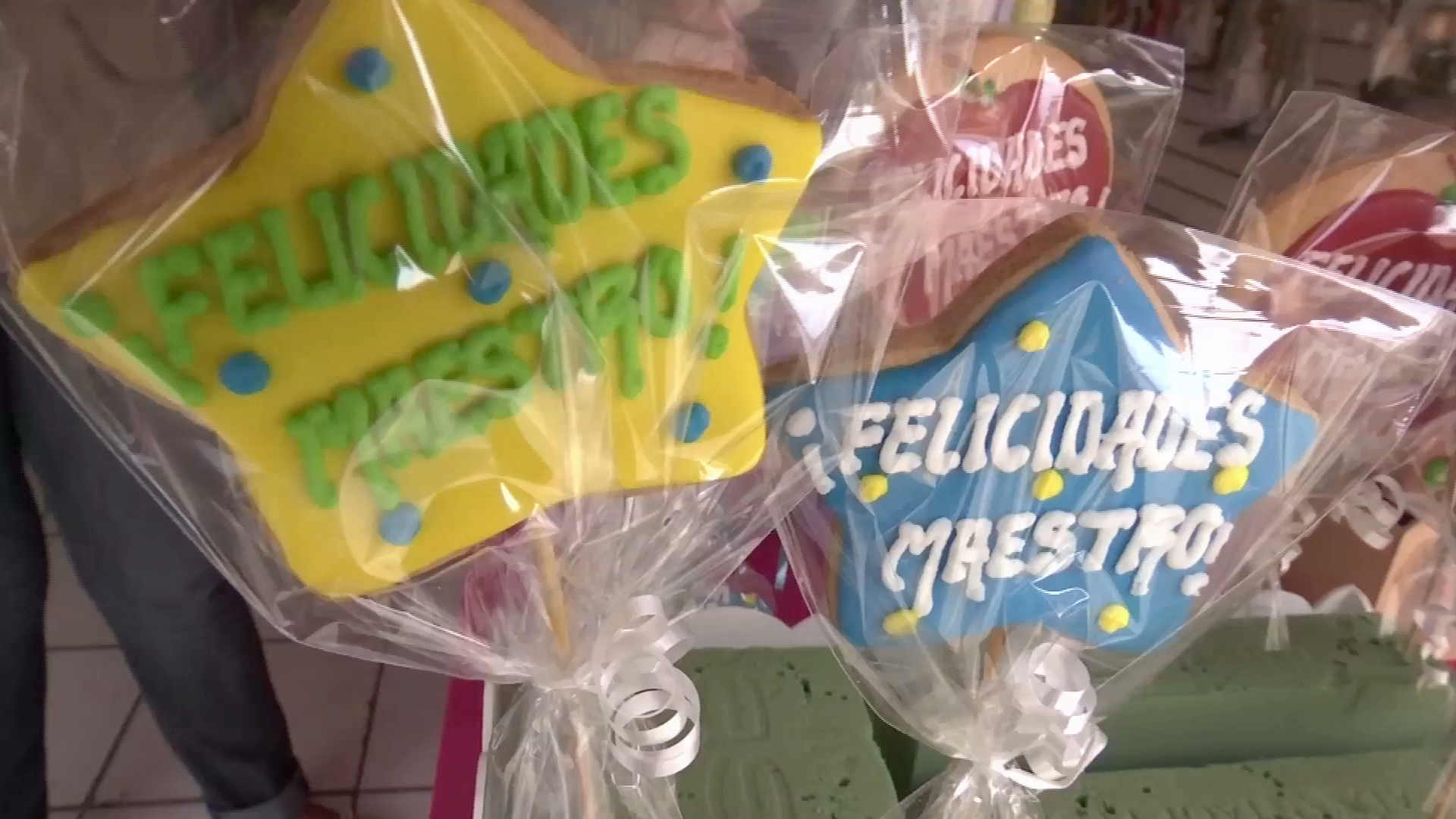 Alumnos acuden a comprar regalos para sus maestros