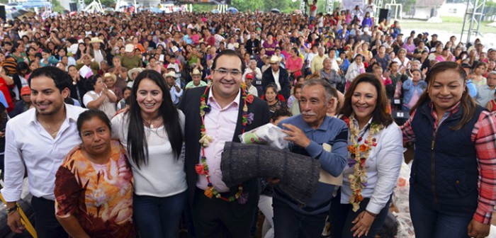Encabeza Javier Duarte entrega de apoyos para familias afectadas por lluvias, en Tlalnelhuayocan