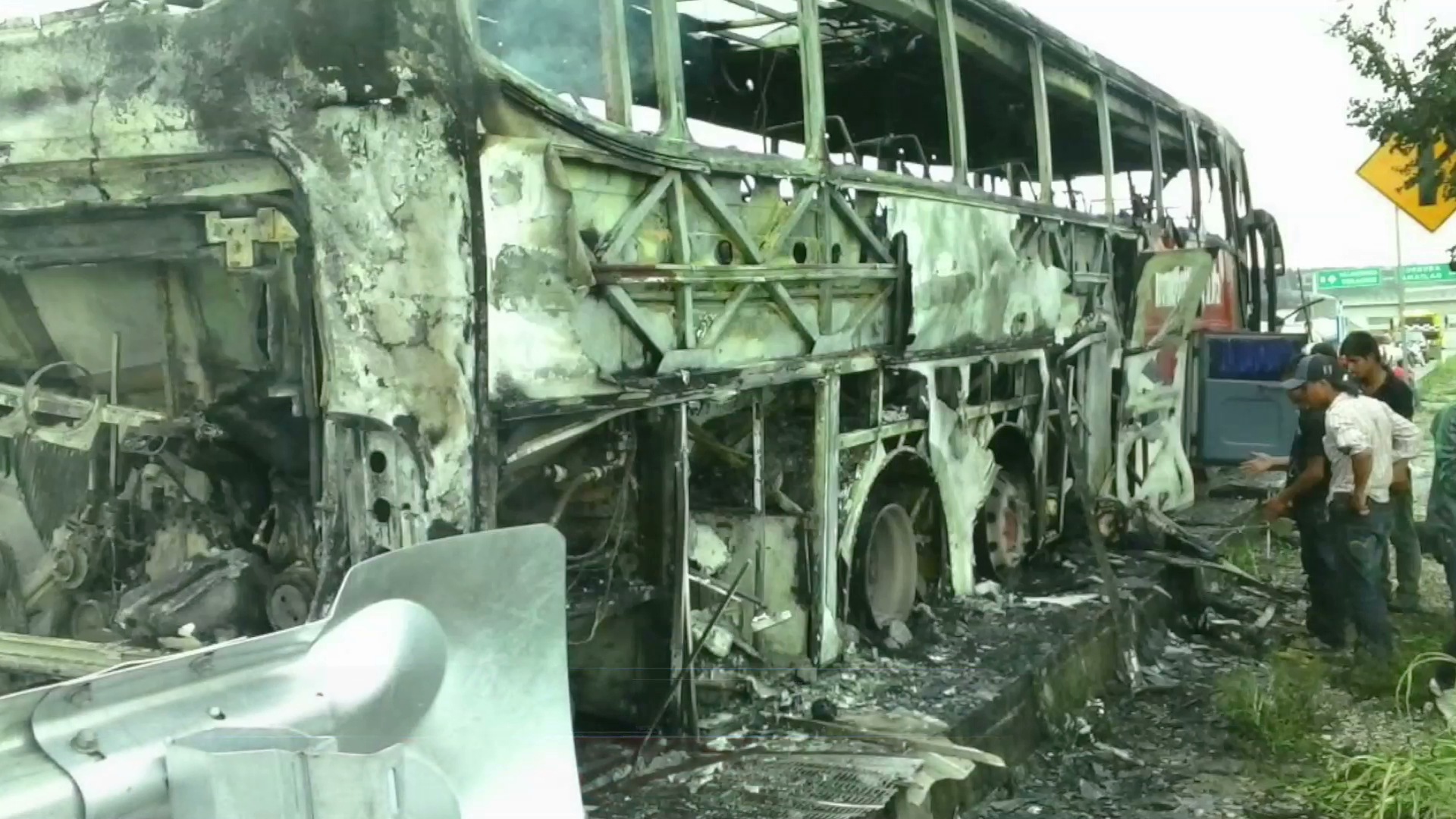 Se incendia autobús en la autopista México-Veracruz donde viajaban 46 jornaleros
