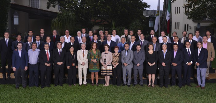 Refrenda Javier Duarte compromiso de trabajar al lado de los comunicadores