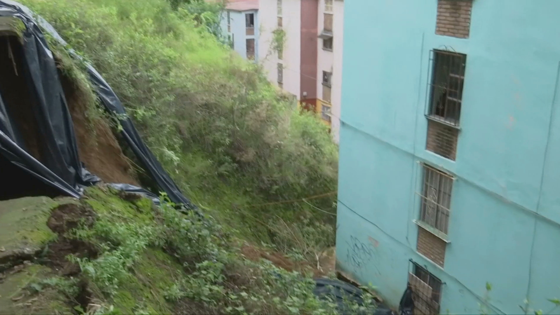 Deslave y socavamiento en edificios de Xalapa 2000 por últimas lluvias