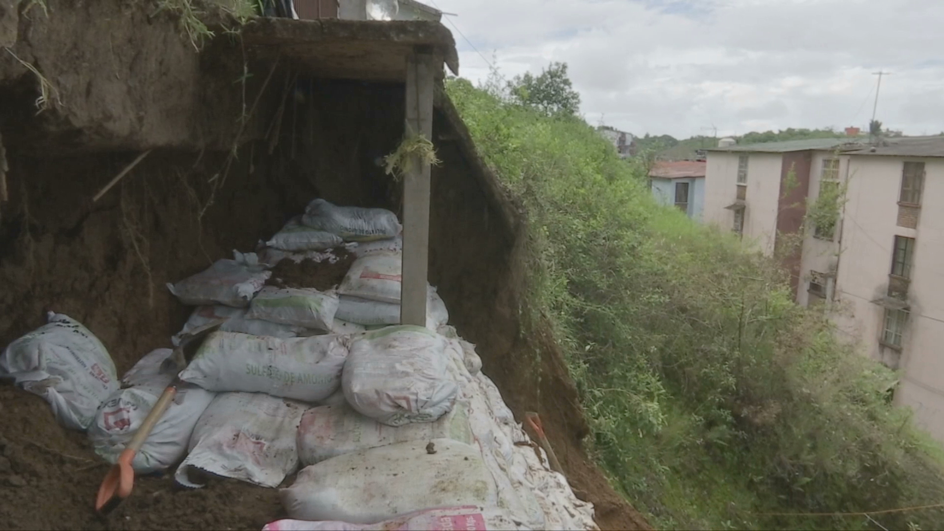 Reubican a habitantes de Xalapa 2000 por deslave