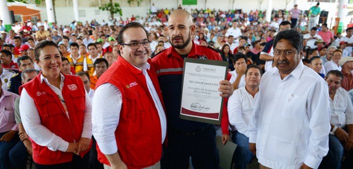Reconoce Javier Duarte valor, solidaridad y heroísmo de brigadistas de Veracruz