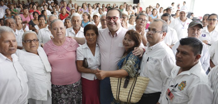 Entrega Javier Duarte apoyos a jefas de familia de la zona de Poza Rica