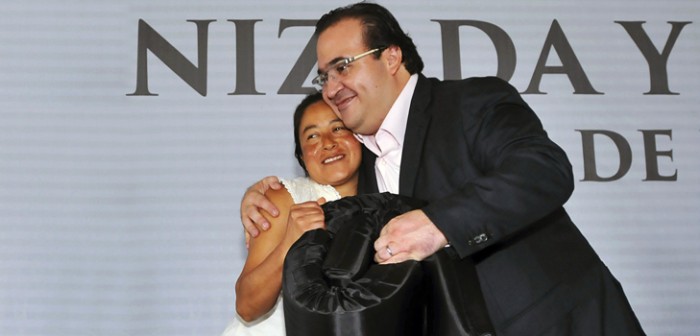 Entrega Javier Duarte apoyos de Fonden en Xalapa