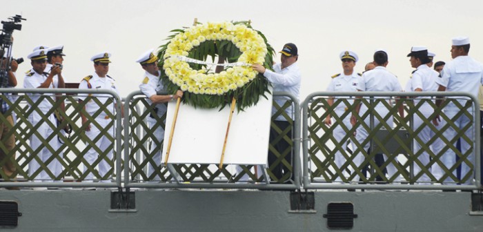 Encabeza Javier Duarte ofrenda floral a marinos caídos
