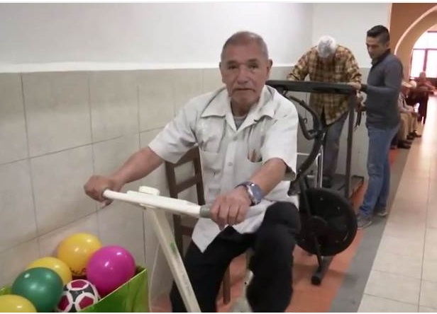 Se ejercitan adultos mayores de la casa hogar «Mariana Sayago»